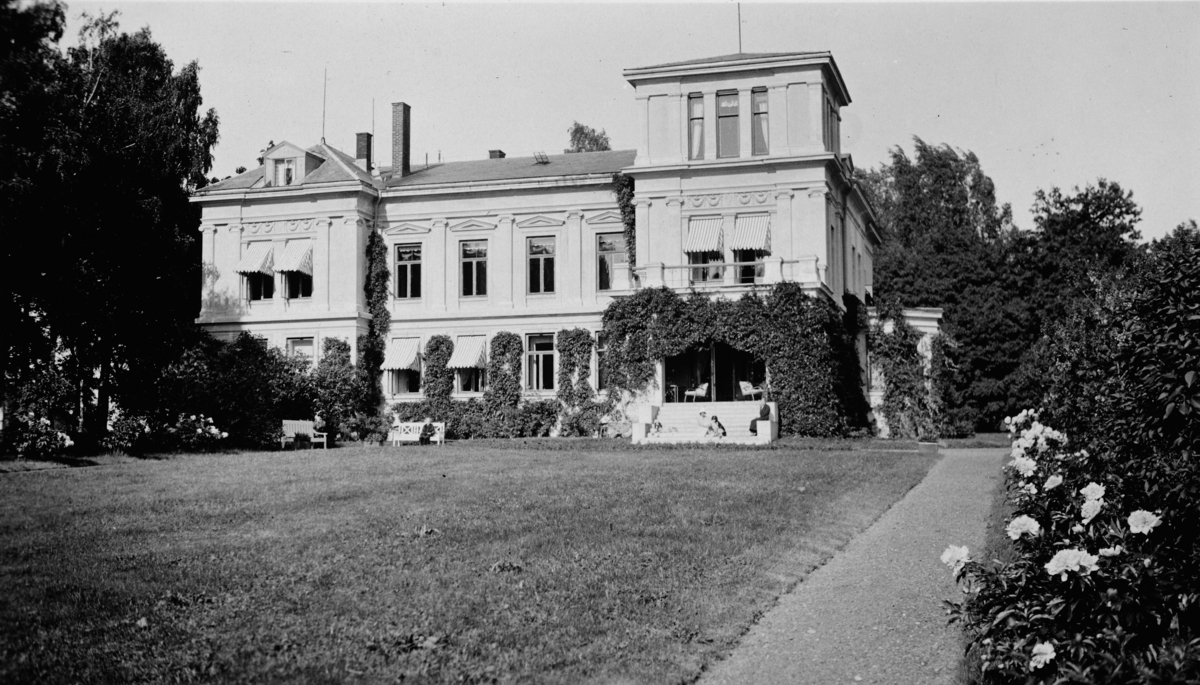 Atlungstad gård i Stange sett i fra hagesiden, med litt av hagen i forgrunn. 
Atlungstad, gård er en av fylkets største eiendommer med 1250 daa dyrket mark. Gården ble 1877 kjøpt av Carl Wedel Jarlsberg, som slo sammen flere mindre bruk og oppførte den nåværende hovedbygningen, en villa i mur med hjørnetårn. Fra 1931 tilhører gården familien Johansen. 