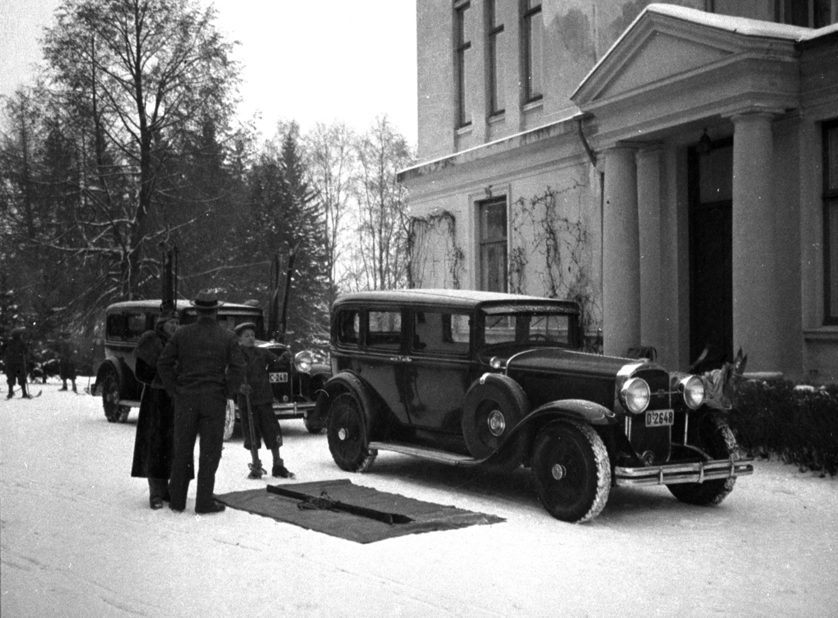 Atlungstad gård. Biler og personer ute på gårdsplassen. Julen 1933. 