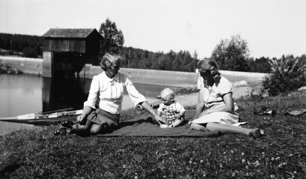 Demningen ved Harasjøen. F. v Gunvor Nordseth, Helge Nordseth og Agnes Nordseth. 