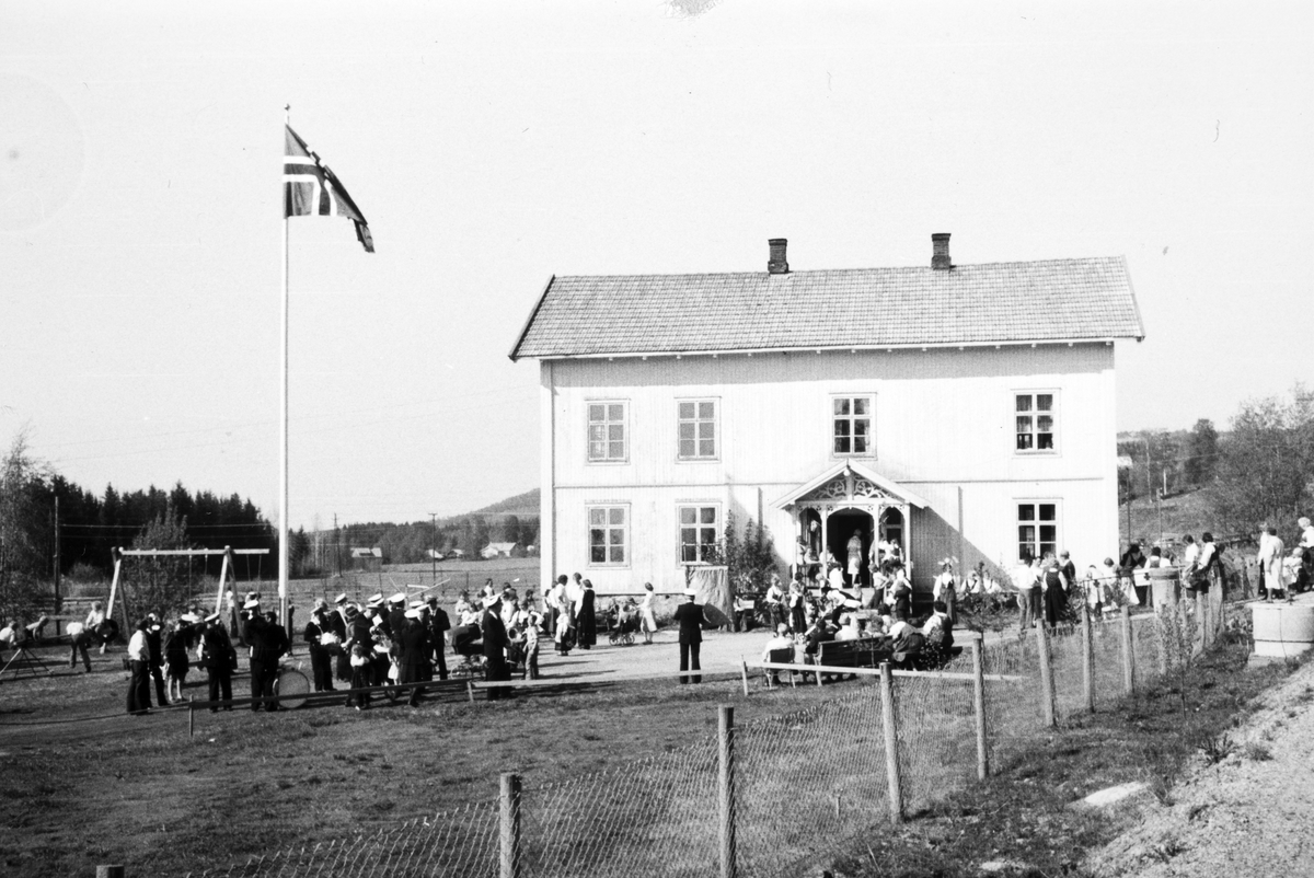 Foss skole lørdag 17. mai 1980. "Fra den 3. 17. mai feiringen ved Foss -skolen siden 1964. En absolutt vellykket dag med strålende solskinn o g 200-250 mennsker tilstede. Toget gikk fra skolen og til butikken (ROAMS) der det snudde og gikk tilbake til skolen. Bevertning, lek og underholdning som i gamle dager. "
