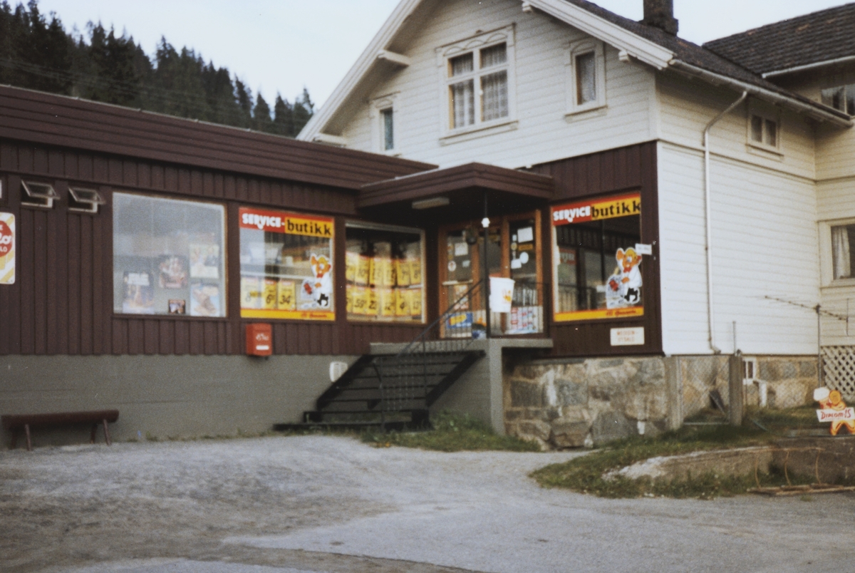 Granheim Landhandel på Strandlykkja, kolonialbutikk, eksteriør 1984. Tilbygget ble satt opp i 1967.  Handelssted fra 1915-1995. Eier i alle år Gulbrand Gulbrandsen d. e og d. y. Stedet ble revet i 2011 p. g. a. veg og jernbaneutbygging. 
Flere opplysninger se boka "Handelssteder i Stange" skrevet av Jan Arne Berg, utgitt av Stange Historielag 2012