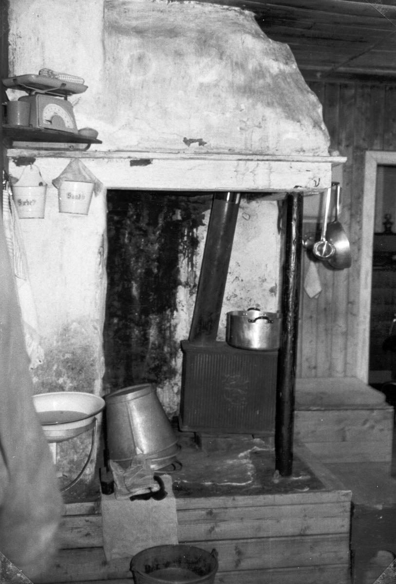 Fra Sveum i Vallset, sommeren 1978. Interiør kjøkken. Peisen på kjøkkenet. 