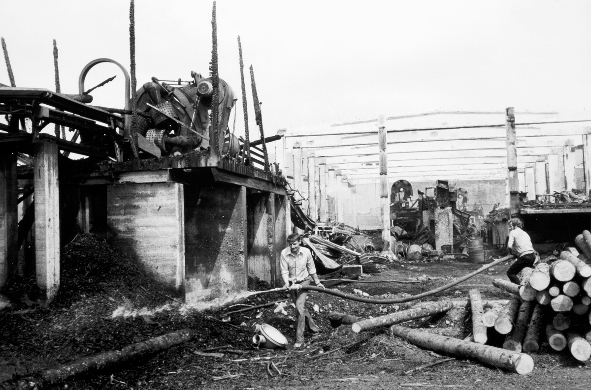 Støsaga i Vallset. Vallset sag og høvleri. Storbrannen 15. juni 1980. Sagmannskaper er med på etterslokking. T. v Egil Halvorsen og Tore Strand med brannslange. 