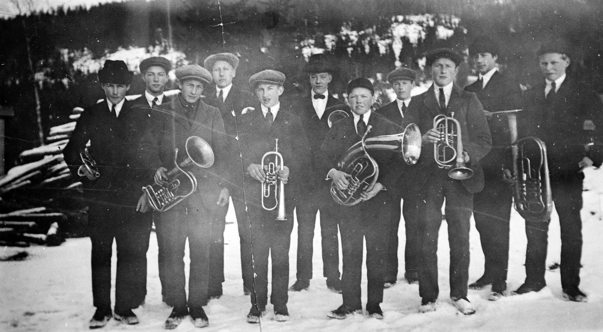 Tangen musikkforening, nr. 7 f. v. Gunnar Lundby. Tre brødre Saxrud, ukjent plassering. 