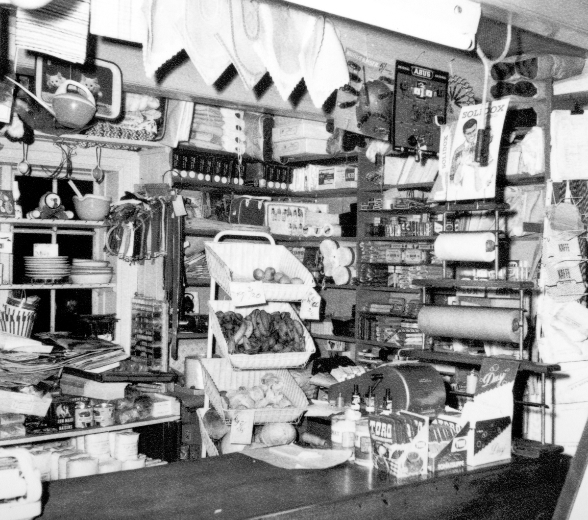 Alf Veen assortert handelsforretning i Stange Vestbygd. Søgård/Veen. Gnr. 67 Bnr. 5. Interiør, butikk. 1961. 
Flere opplysninger se boka "Handelsforretninger i Stangeby`n med omegn" skrevet av Jan Arne Berg, utgitt av Stange Historielag 2013