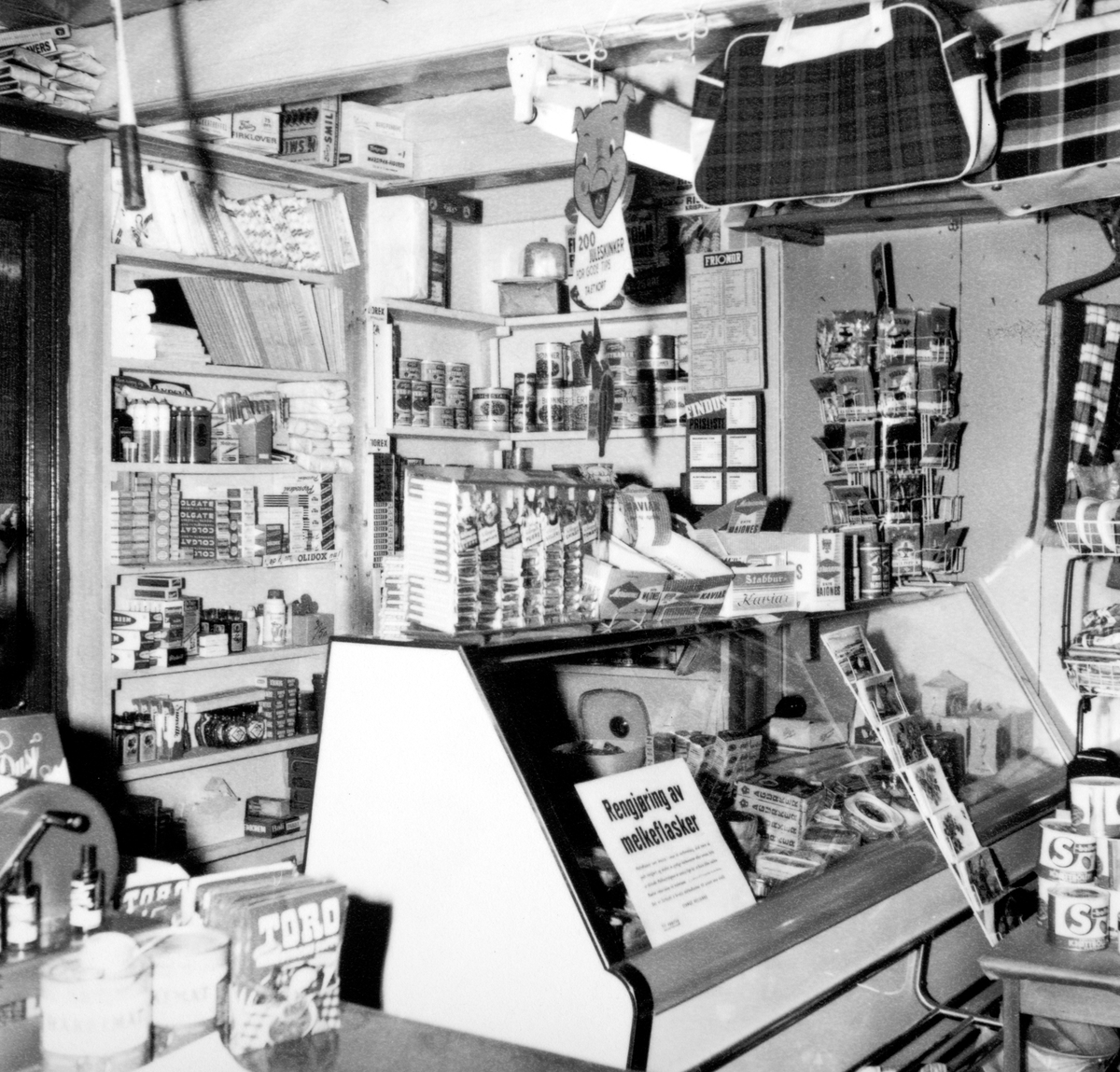 Alf Veen assortert handelsforretning i Stange Vestbygd. Søgård/Veen. Gnr. 67 Bnr. 5. Interiør, butikk. Ny kjøledisk 1954. 
Flere opplysninger se boka "Handelsforretninger i Stangeby`n med omegn" skrevet av Jan Arne Berg, utgitt av Stange Historielag 2013