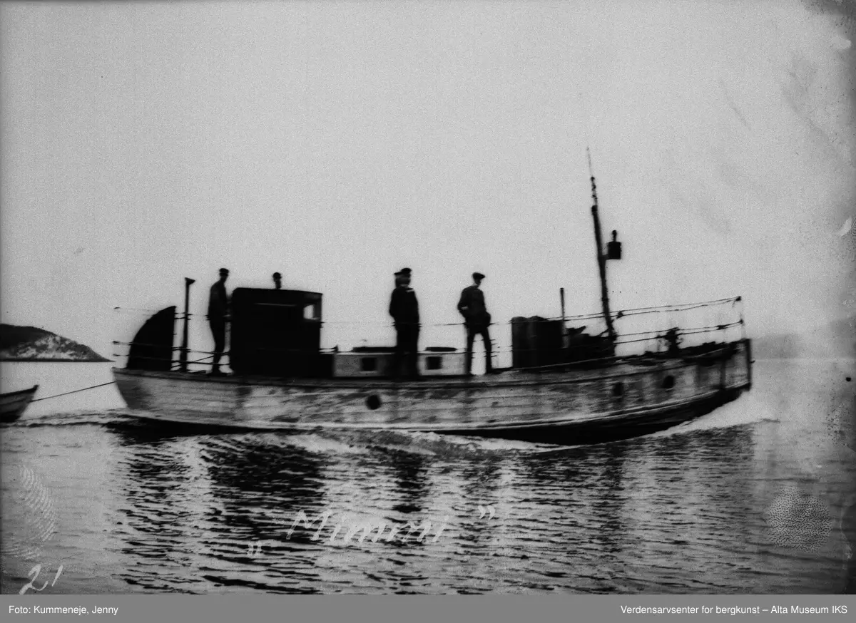 Lensmannsbåten i Talvik med mannskap, 1915.