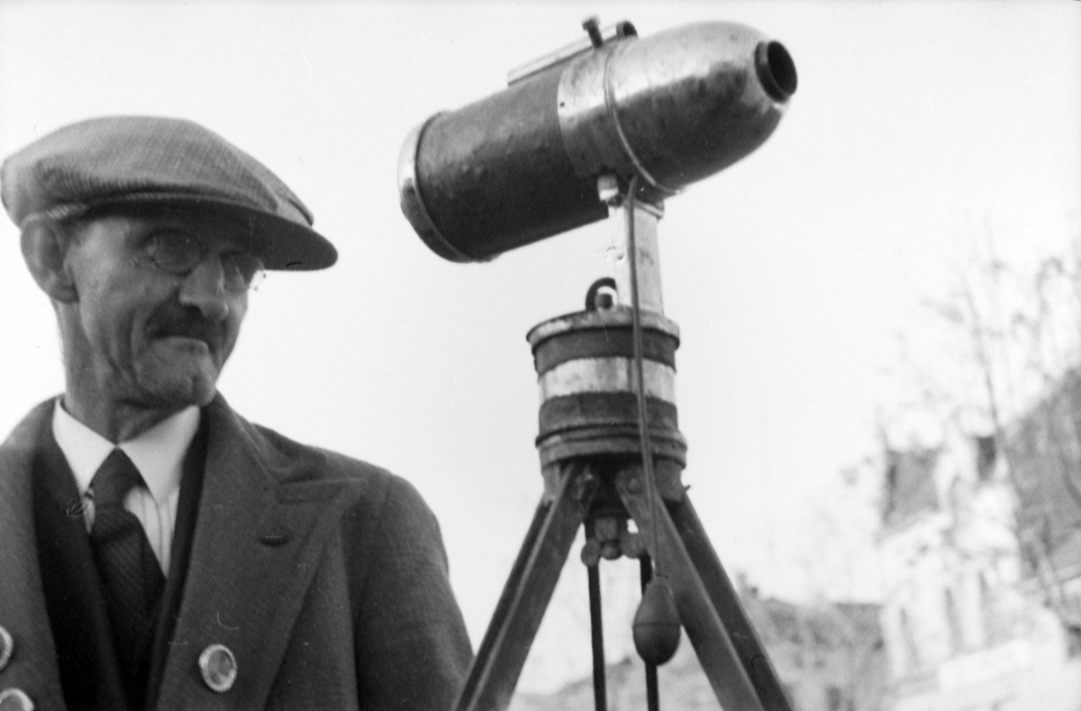 Hamarmarten 1936, kanonfotografen Kasper Martinussen (10.03.1885-27.05.1959) kom fra Gjøvik. reiste ofte landet rundt på markeder for å fotografere folk. Tintype fotografering, fremkalte fotografiene på stedet "Lynfotograf", kamera,