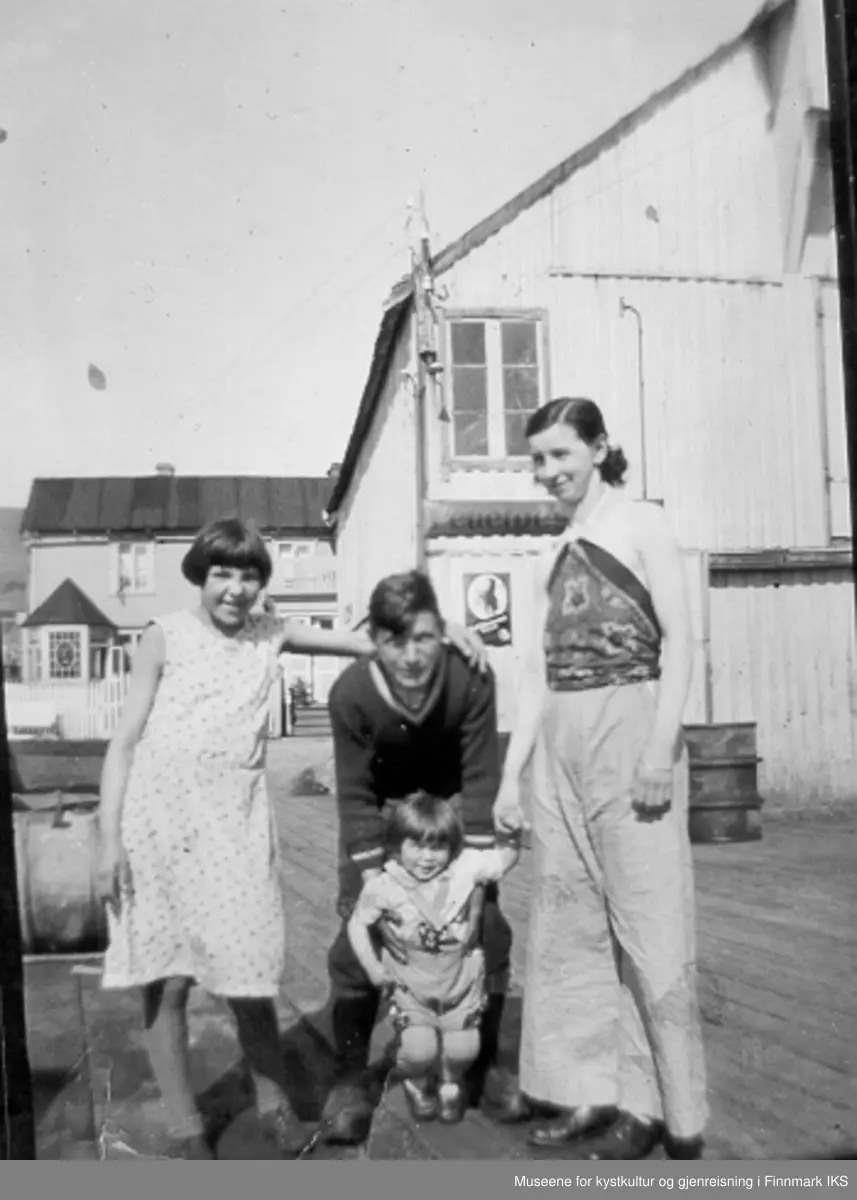 Golla Fugleviks bruk i Syltefjord. Slektninger fra Berlevåg på besøk, fra venstre Margot Larsen, Tore Lein, Astrid og Ester Lein. Ester har moteriktig bukse på den tiden , "rumbabukser", ca 1935