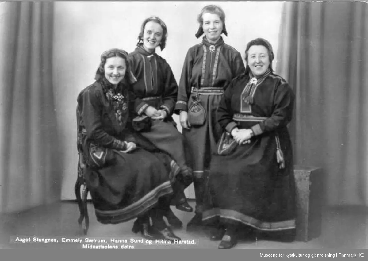 Frelsesarmeens sanggruppe "Midnattsolens døtre" fotografert i sameinspirerte drakter. Fra venstre: Ågot Stangnes, Emmely Sætrum, Hanna Sund, Hilma Harstad, ca 1950