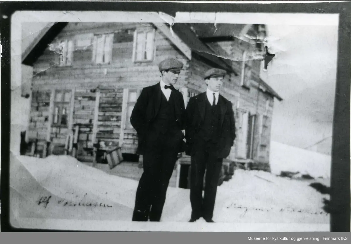 Alf Thorsteinsen og Ragnar Rasmussen. Gamvik 1925.