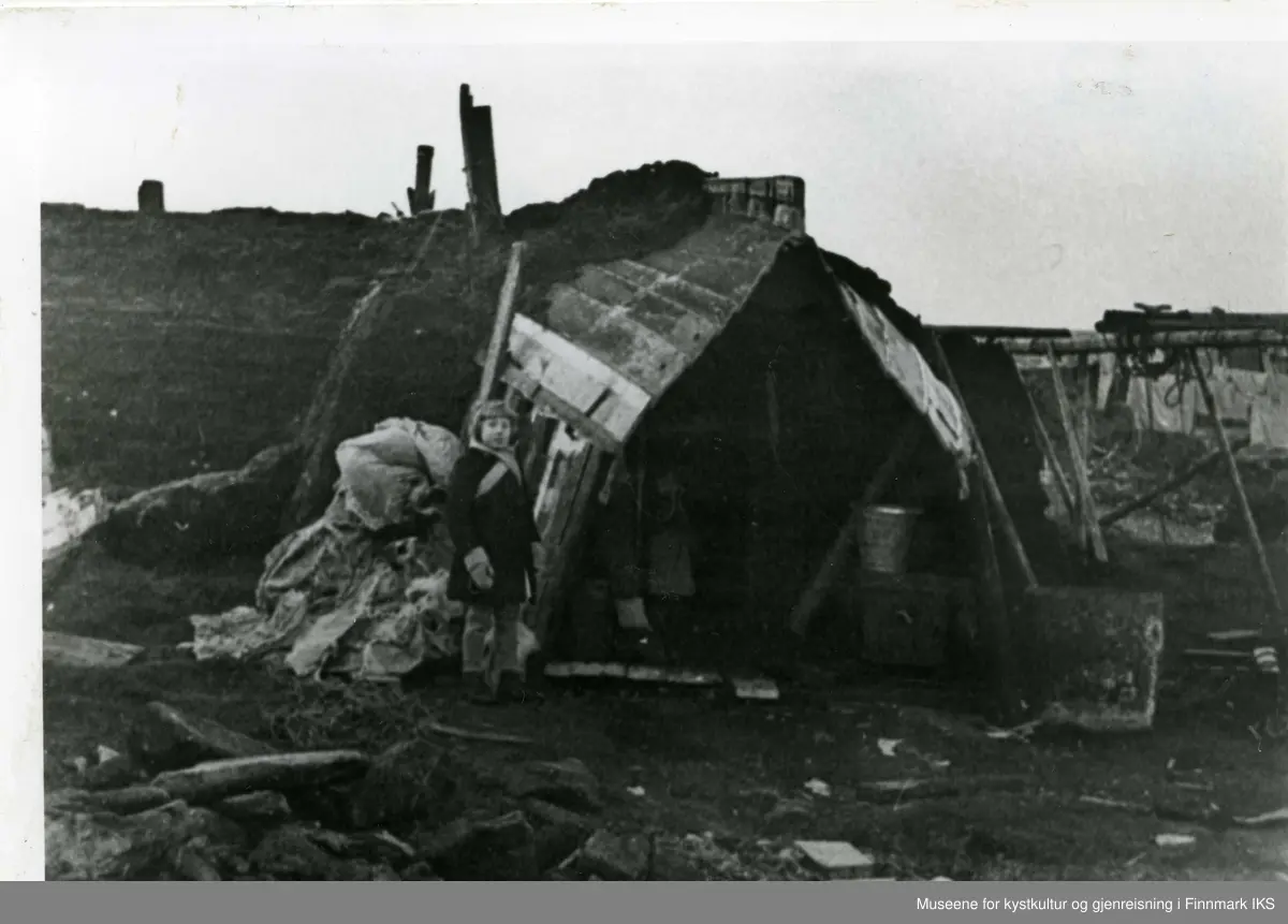 Sigrid Rasmussen foran en gamme høsten 1944.