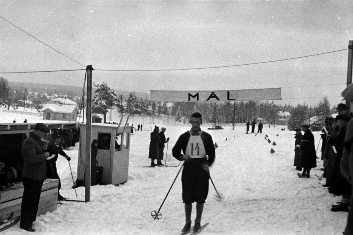 LANGRENNSLØPER PASSERER MÅLSTREKEN. 