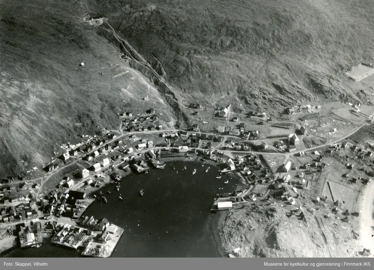 Flyfoto. Panorama over Honningsvåg, med Elvedalen, indre del av havna, kaiområdet og deler av Klubben. August 1936.