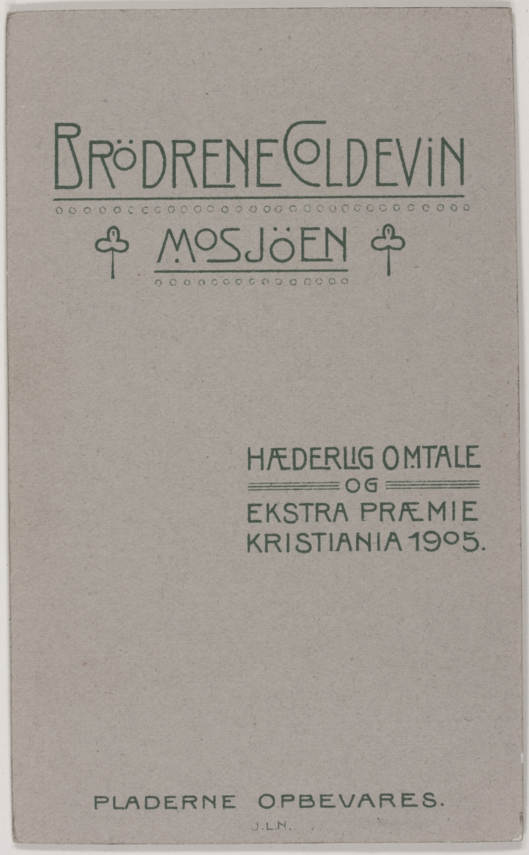 Portrett av Odd, Bakken, Mosjøen. Visittkortfotografi. Etter 1905.