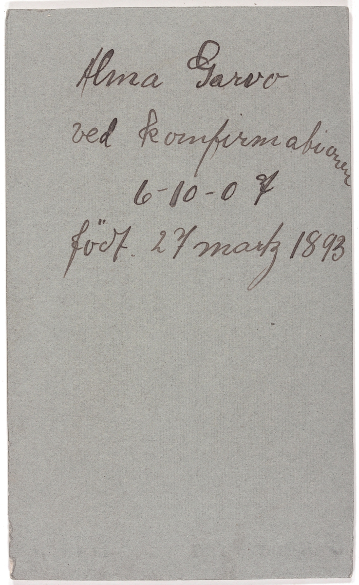 Visittkortfotografi. Alma Garvo ved konfirmasjonen 06.10.1907
