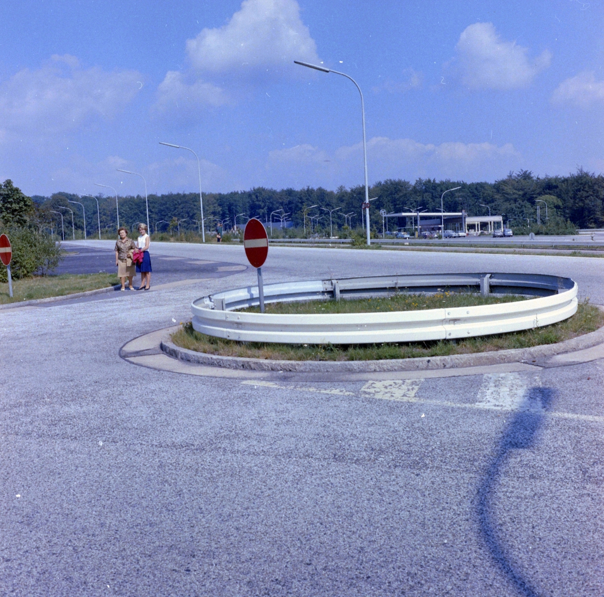 Petra og Asbjørg Skjegstad, ferietur, ukjent sted, rundkjøring.