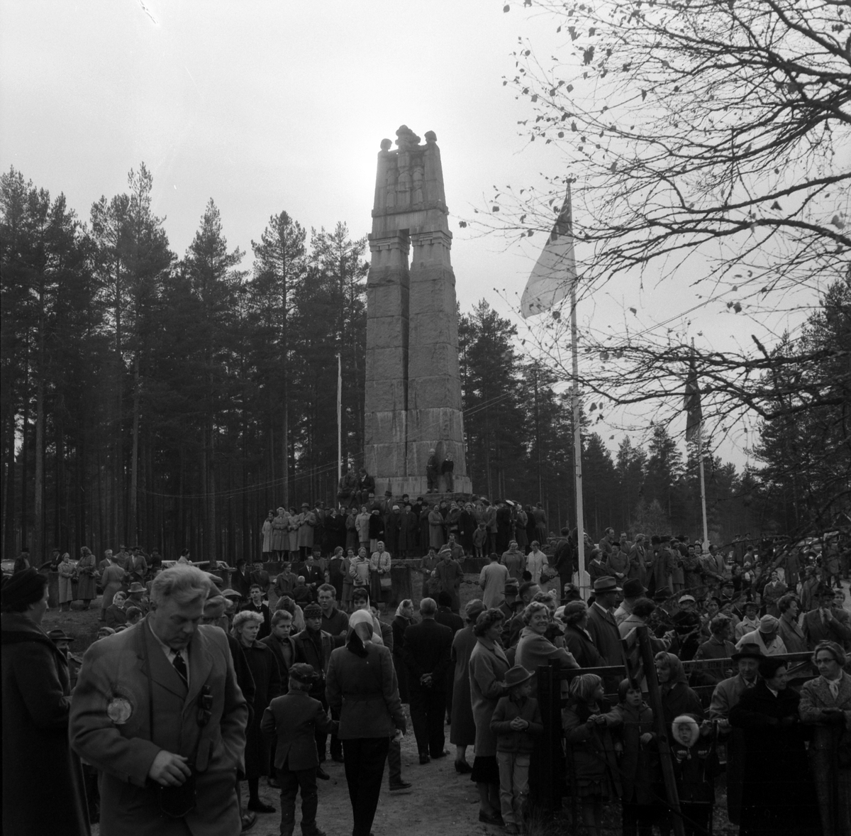 Morokulien Expressen, tog, Morokulien, barn, jernbanefolk, presse. . 03.10.1959? Fredsmonumentet fra 1914.