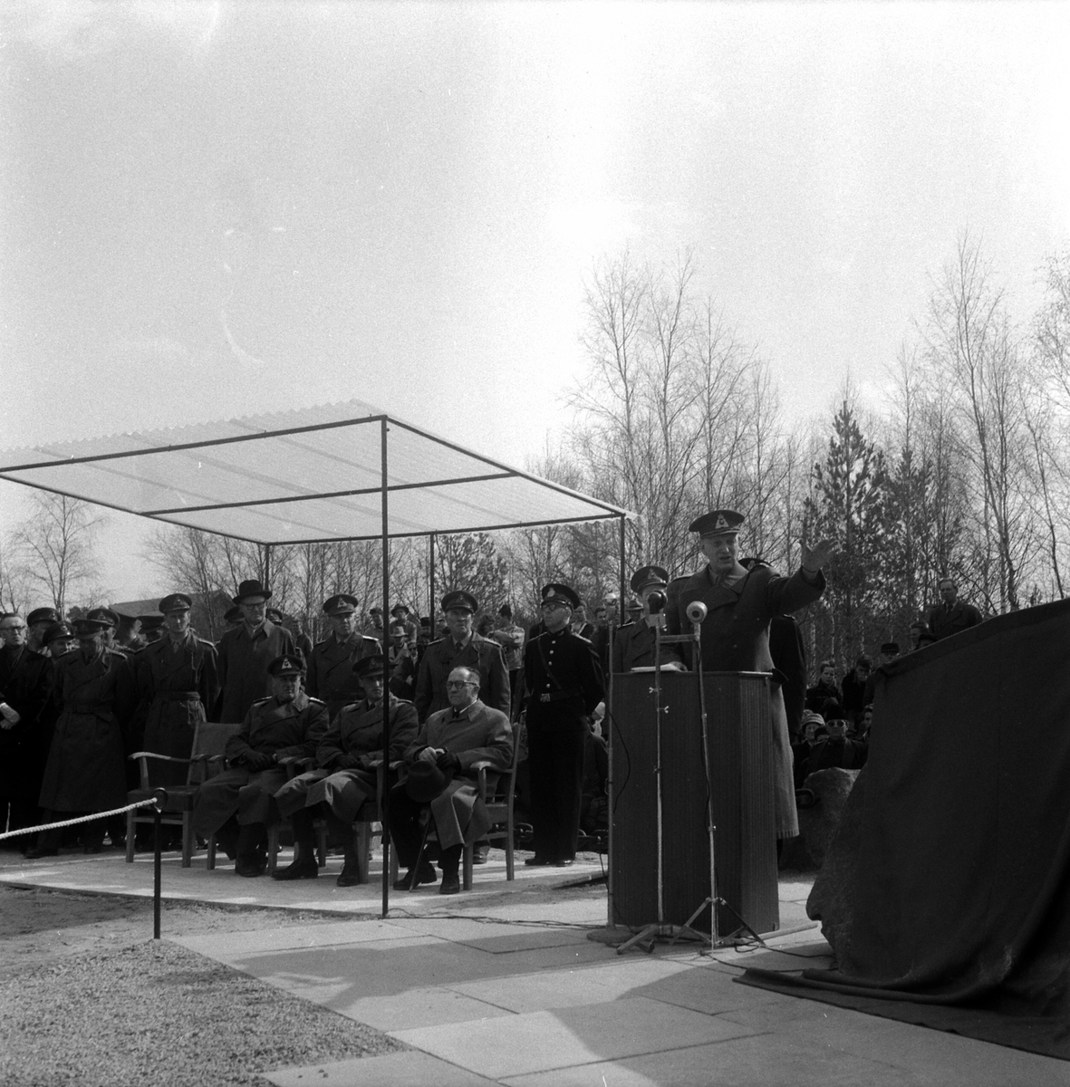 Elverum, Midtskogen, kong Olav og kronpris Harald ved avdukingen av krigsminnesmerke over trefninger med tyske styrker under andre verdenskrig 9. april 1940, " Må denne sten minne om offervilje og innsatsvilje for Norge" sa kong Olav 9. april 1960 foran 4000 tilskuere,