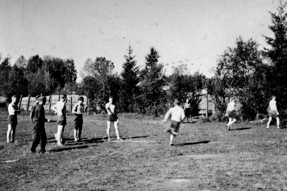 AT-tjeneste på Ådalsbruk i Løten, 26. august 1942 til 26. november 1942. Arbeidsdistrikt nr. 1. Arbeidsfylking IV. Sveit nr. 5. Forleggingssted Ådalsbruk. Arbeidstjenesten under 2. verdenskrig. Idrettsmerkeprøve. 