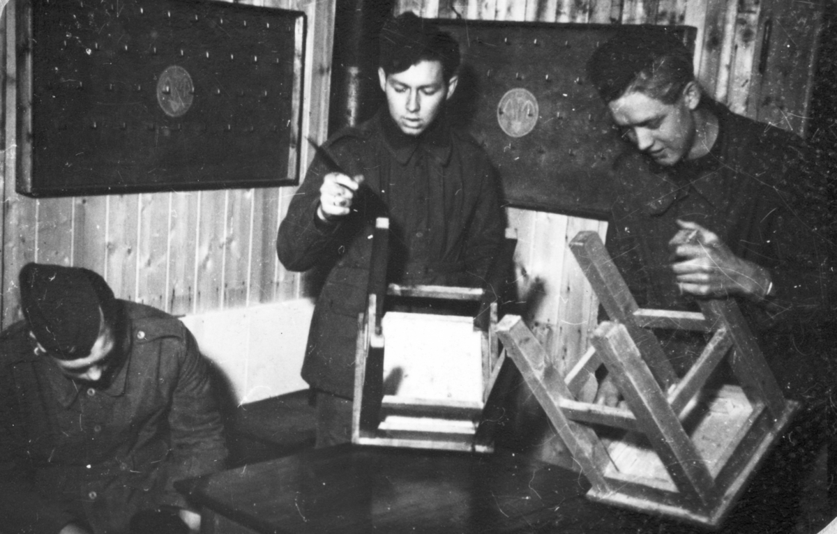 AT-tjeneste på Ådalsbruk i Løten, 26. august 1942 til 26. november 1942. Arbeidsdistrikt nr. 1. Arbeidsfylking IV. Sveit nr. 5. Forleggingssted Ådalsbruk. Arbeidstjenesten under 2. verdenskrig. "Fra lakkeringsverkstedet"