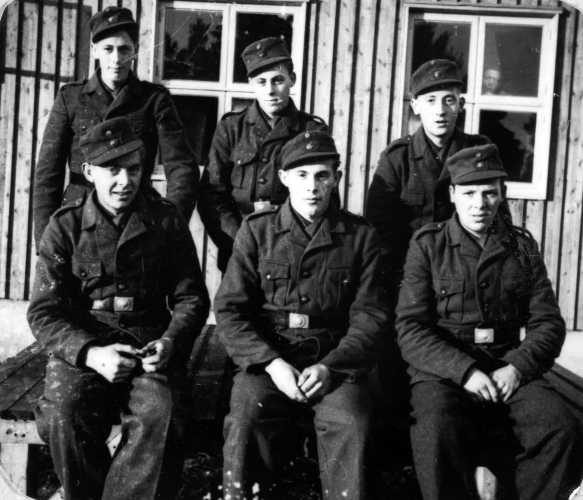 AT-tjeneste på Ådalsbruk i Løten, 26. august 1942 til 26. november 1942. Arbeidsdistrikt nr. 1. Arbeidsfylking IV. Sveit nr. 5. Forleggingssted Ådalsbruk. Arbeidstjenesten under 2. verdenskrig. "Gutta på nr. 5" Ukjente. 