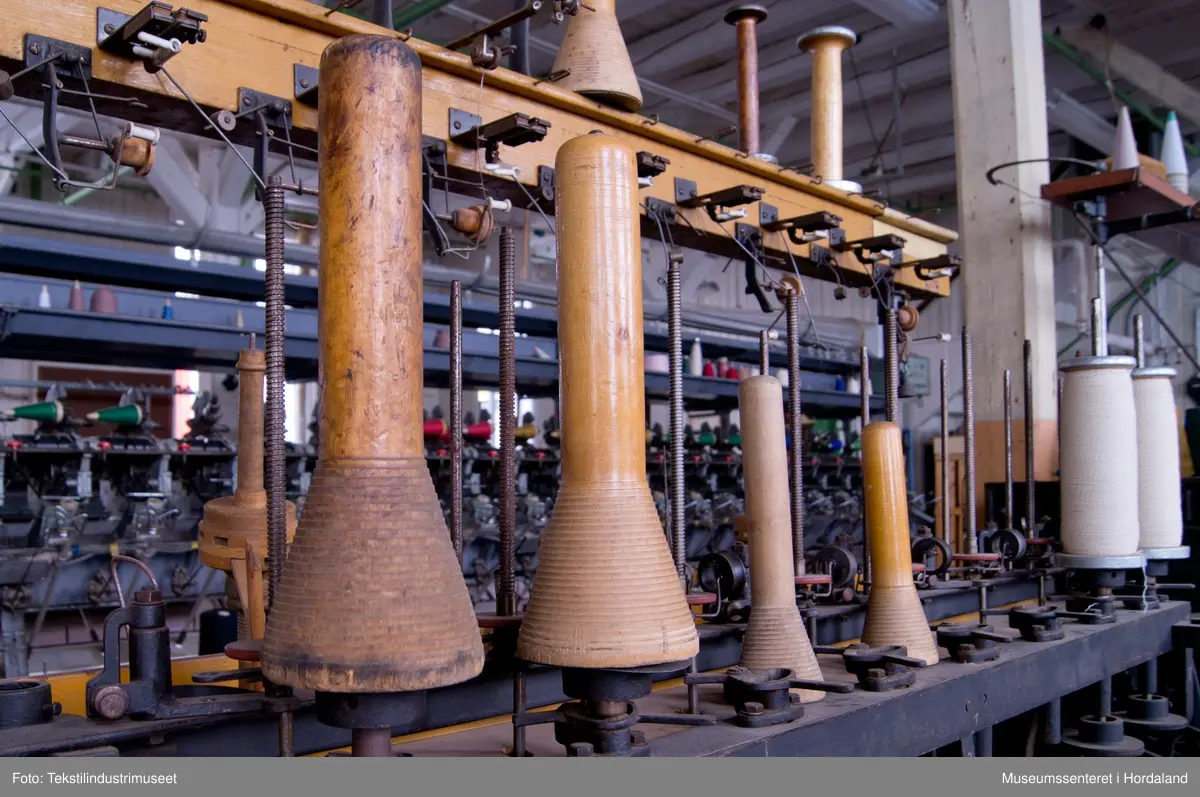 Spolemaskin brukt til å spole tråd frå hesper til hylser.