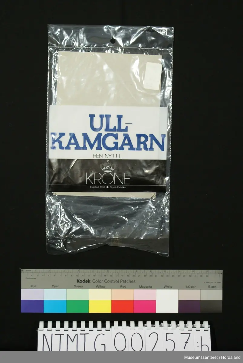 Lange bein med brotavslutning, linning i livet, bånd i lerretstoff feset til linning, knappåpning midt foran med 3 knapper.