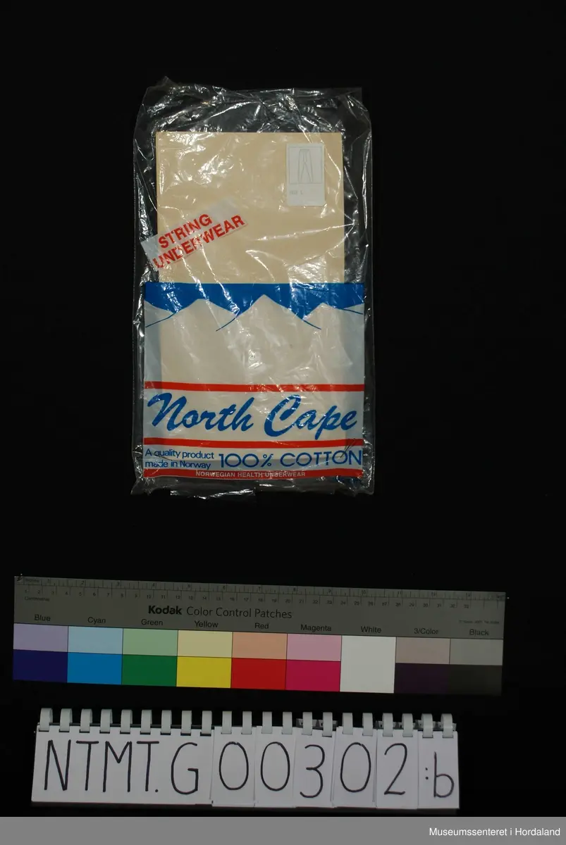 Lange ben med brotavslutning. Strikklinning i livet. Laget i helsetrøyestoff. Kile i tettere stoff midt foran, midt bak, og på inside lår.
