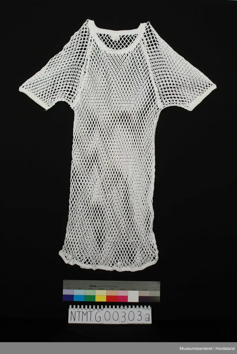 Korte ermer, rund hals, nettingstoff.