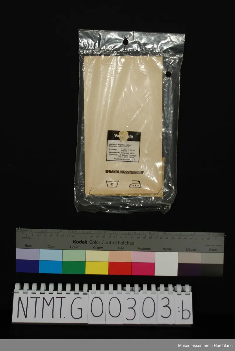 Korte ermer, rund hals, nettingstoff.