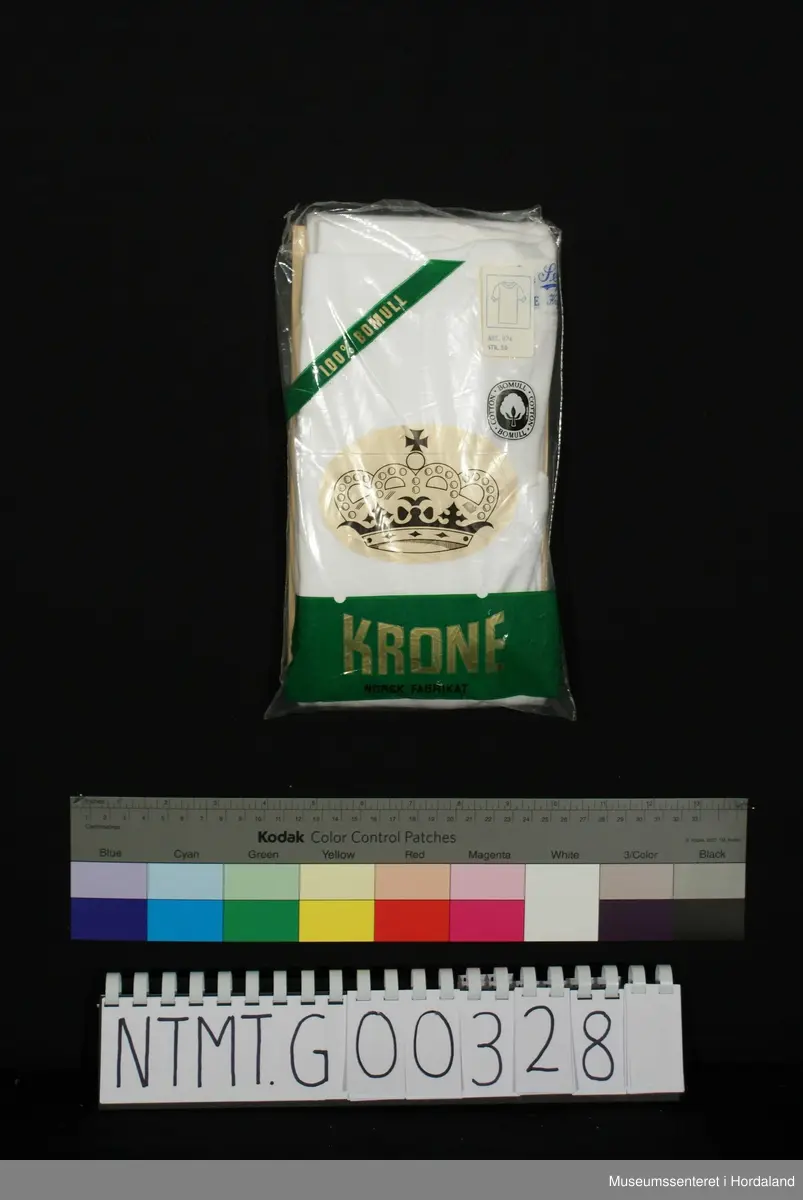 Korte ermer med brotavslutning, rund hals, skulderstykker.