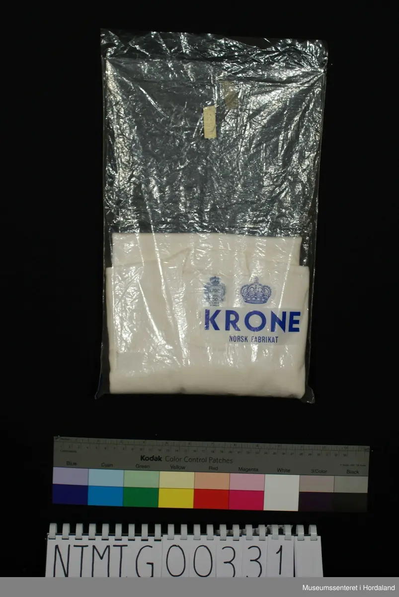 Rund hals med brotavslutning, korte ermer.