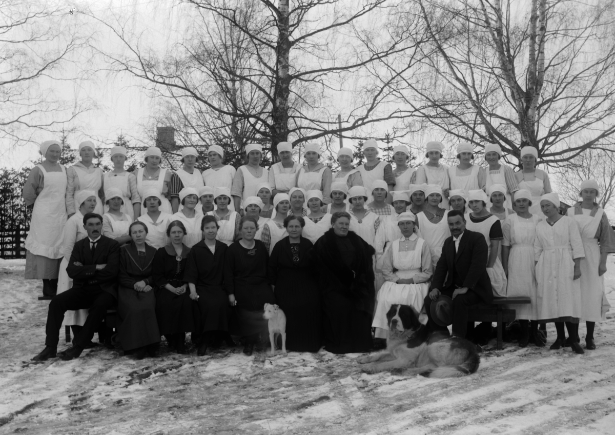 Vang H, Dystingbo, husholdningslærer og kokebokforfatter Henriette Schønberg Erken, (1866-1953), kom til Vang i 1908 og etablerte Dystingbo husstellskole, gruppe 48 elever og lærere,
Nr 7 fra venstre i rad 1 er Henriette Schønberg Erken. 
Damen som er nr. 11 fra høyre i midtre rekke, er Olga Lamark (1903-1988). 
I Olga Lamarks minnebok fra tiden på Dystingbo står navnene på en del av hennes kullvenninner:
Åsta Berge, Sandnes. Ragnhild Heiberg, Leikanger. Mai Bydal, Borge, Fredrikstad. Petra Tønnesen, Rødtangen, pr. Drammen. Ingrid Bydal, Borge, Fredrikstad. Helene Guldbrandsgård, Hovet, Hallingdal. Svanhild. Elen Vaag, Kristiansund. Gjertrud Meisingset, Tingvoll. Gyda Bjelland, Ålgård, Stavanger. Ellen Vang, Indre Nærøy, Namdalen. Olivia Weiberg, Ytredal, Sunnmøre. Bergljot Minde, Skjold, Nestun. Margit Holmeset, Tromsø. Thora Grahl-Nielsen, Bergen. Hedvik Skårud, Østre Jevnaker, Hadeland. Mary Eriksen, Brandval, Solør. Olga Bye, Veldre. Petra Utvik, Frekhaug, Bergen. Astrid Nielsen, Fredrikstad. Anna Rugset, Rugset, pr. Kristiansund. Sigrid Markali, Kalkstad, Valdres. Aasta Holmesland, Grim, Kristiansand. Mildrid Hagerup, Eggen, Levanger. Simone Sira, Torvikbukt, pr. Kristiansund. Agnes Johannessen, Eidsvågen, Romsdal. Gunvor Høyem, Fannrem, Orkdal. Gjertrud Meisingset, pr. Kristiansund. Gunda Ruud, Solumsmoen, Sigdal