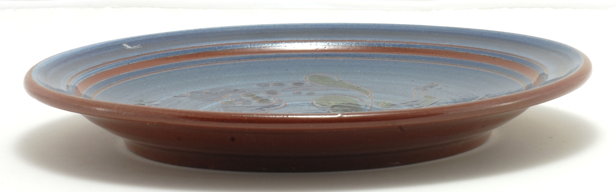 Risset og malt dekor i organiske former med fugl