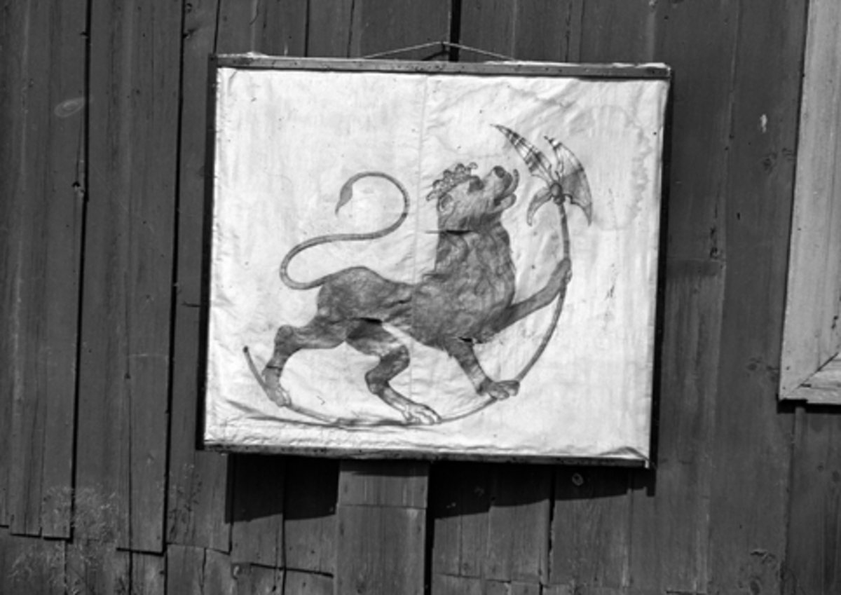 FANE. MOTIV. LØVE. Den norske løve med hellebard og derfor i modellen fra før 1844