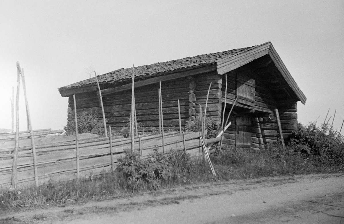 Badstue fra Norderhov, Løten, på sin opprinnelige plass i 1930-årene. Oppført ca. 1830 av Christoffer Anderssen.
Flyttet til Hedmarksmuseet, Domkirkeodden i 1934.  HDH. 30.
