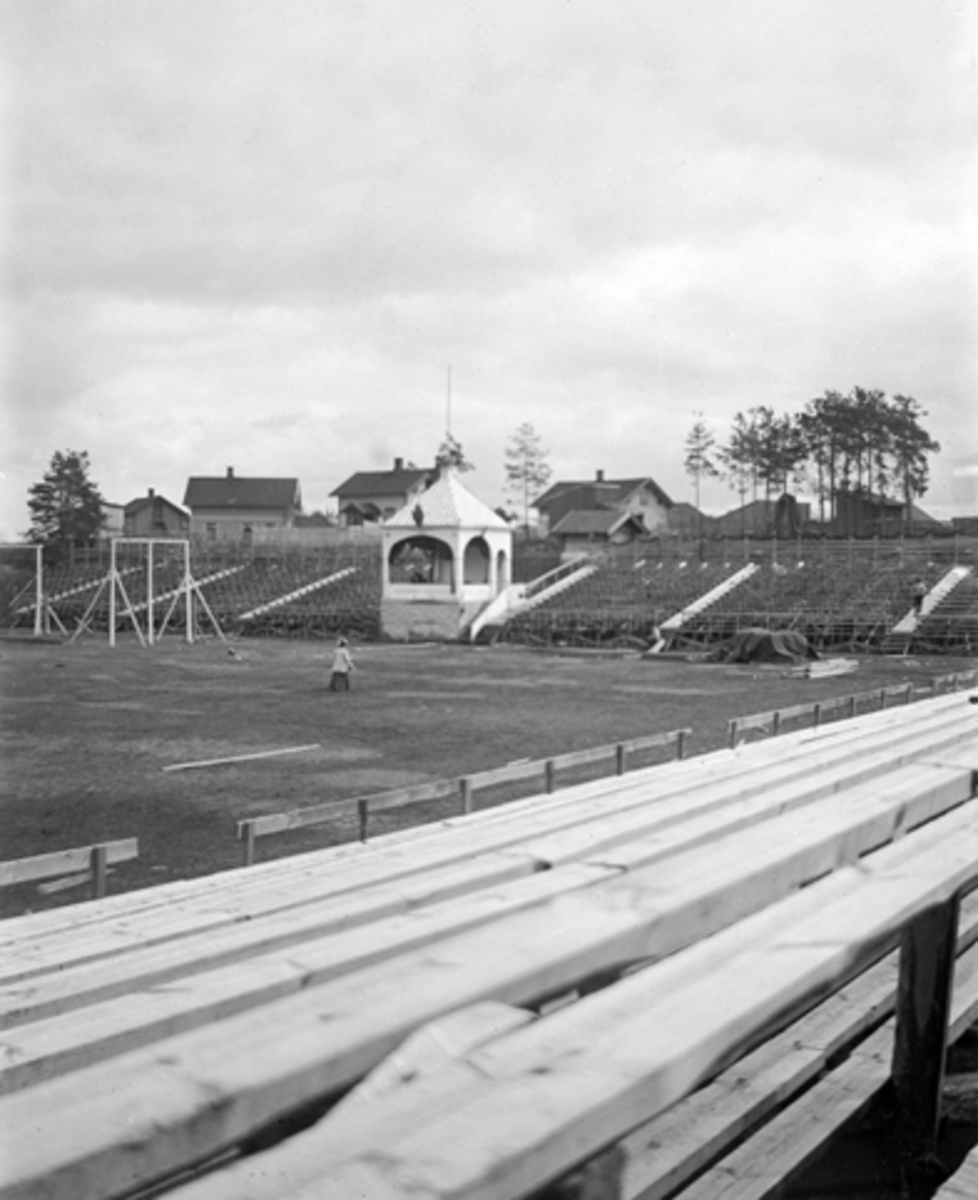 Hamar, Utstillingsplassen, Det nasjonale turnstevnet på Hamar i 1907, ærestribune, tegnet av ingeniør/arkitekt Axel Daniel Halvorsen (1847-1917), kong Haakon var gjest under turnstevnet,