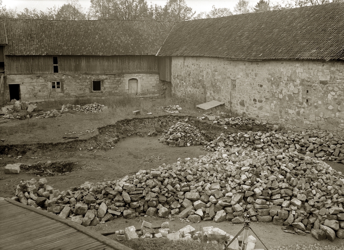 Hamar, Storhamar gård, Storhamarlåven, arkeologi ved Gerhard Fischer i 1948 i Borggården, Hamarkaupangen, 