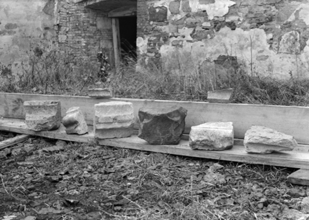 Hamar, Storhamar gård, Storhamarlåven, Hamarkaupangen, Borggården, arkeologi ved Gerhard Fischer, bygningsstein med detaljer, profilstein,
