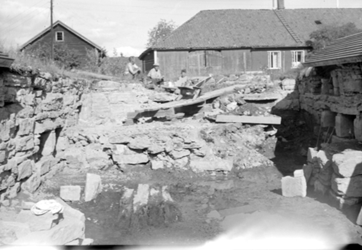 De arkeologiske undersøkelsene i Hamar bispegård, Domkirkeodden, Hamar 1956/57. Utgravning av østre del av tårnruinen K.
