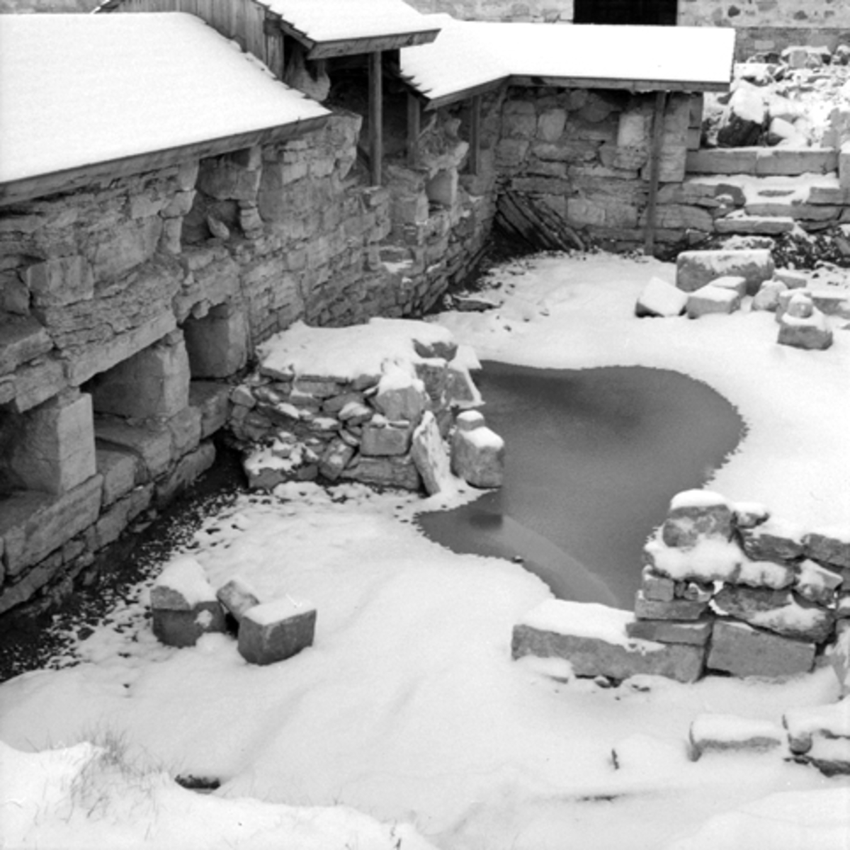 Hamar, Storhamar gård, Hamarkaupangen, portbygningen i Bispegården, Borggården, vinter