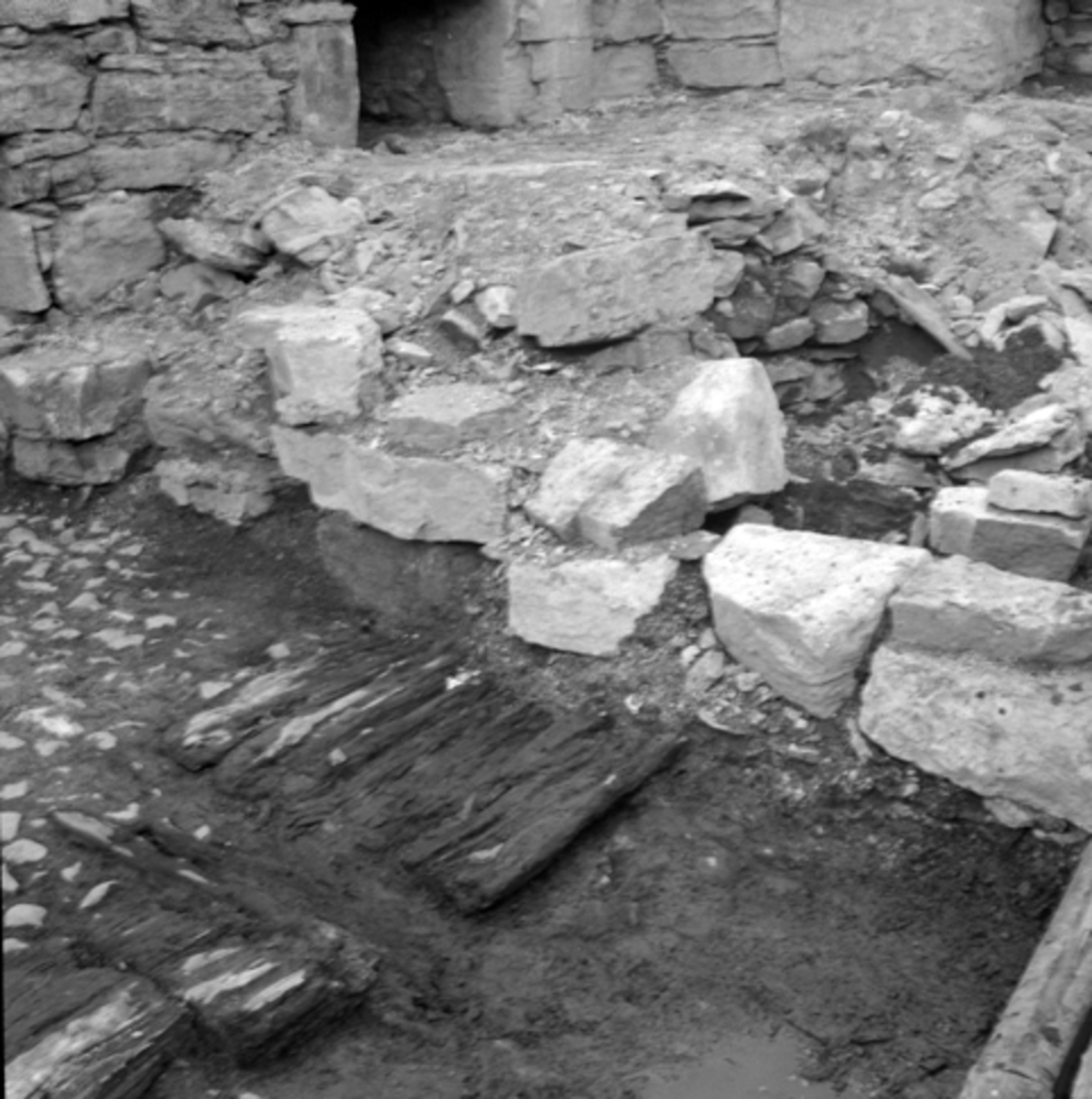 Arkeologiske undersøkelser i Hamar bispegård, Domkirkeodden, Hamar, 1957. Østre del av tårnruinen, K, under utgravning. HKR. 300,