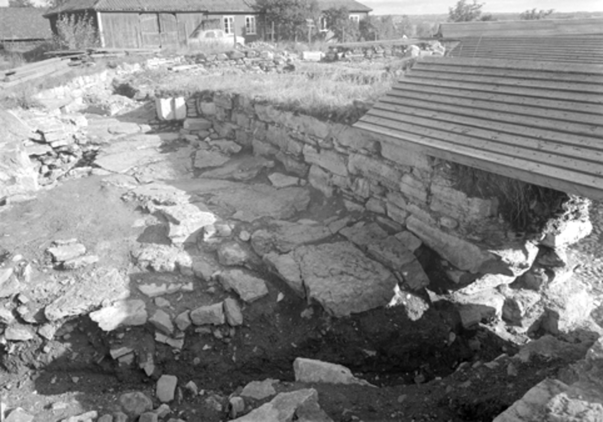 Arkeologiske undersøkelser i Hamar bispegård, Domkirkeodden, Hamar, 1957.  Bygningsrester nord for tårnruinen, Kn. HKR. 300,