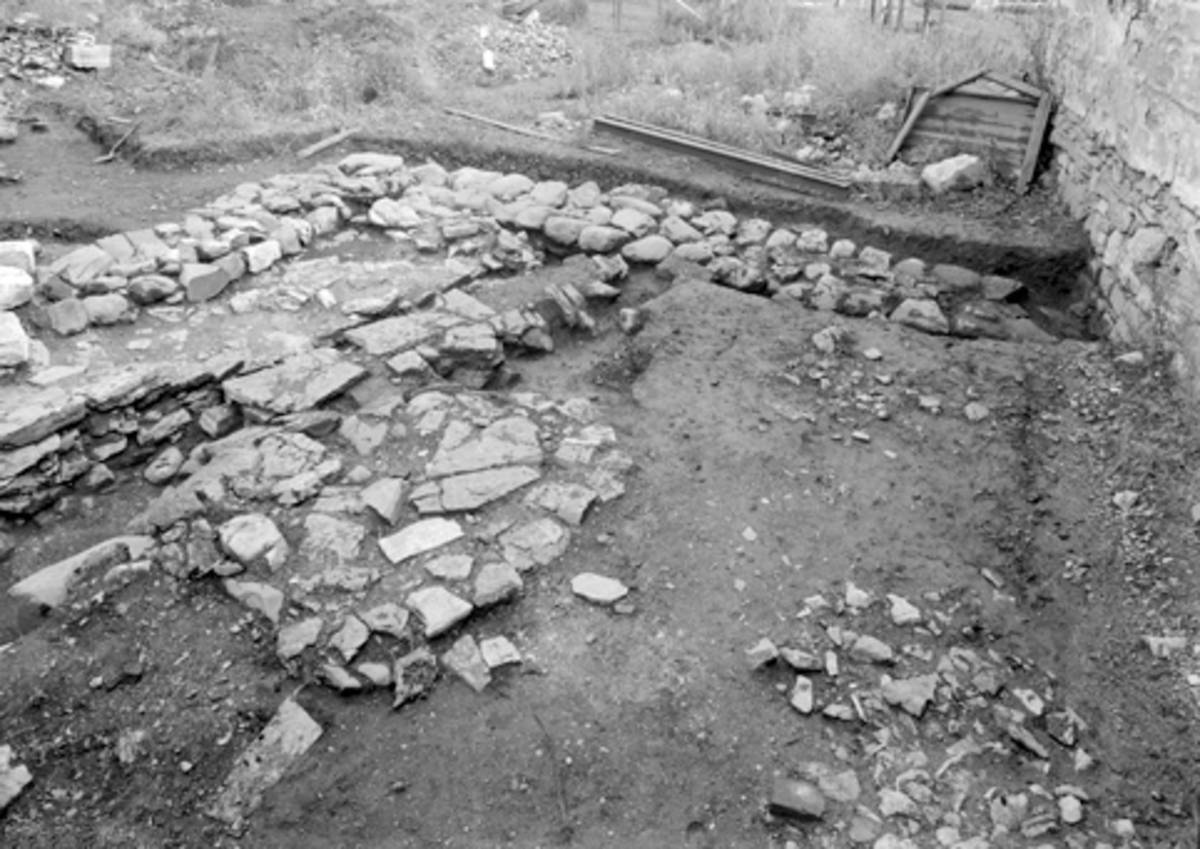 Arkeologiske undersøkelser i Hamar bispegård, Domkirkeodden, Hamar 1958. Oversikt over området øst for sydfløyen P. HKR. 300.