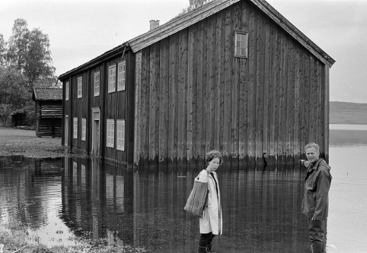 Hamar, Domkirkeodden, Løtenbygningen, mjøsflommen 1967, arkeolog Inger-Helene Wibe Müller
og Martin Blindheim,