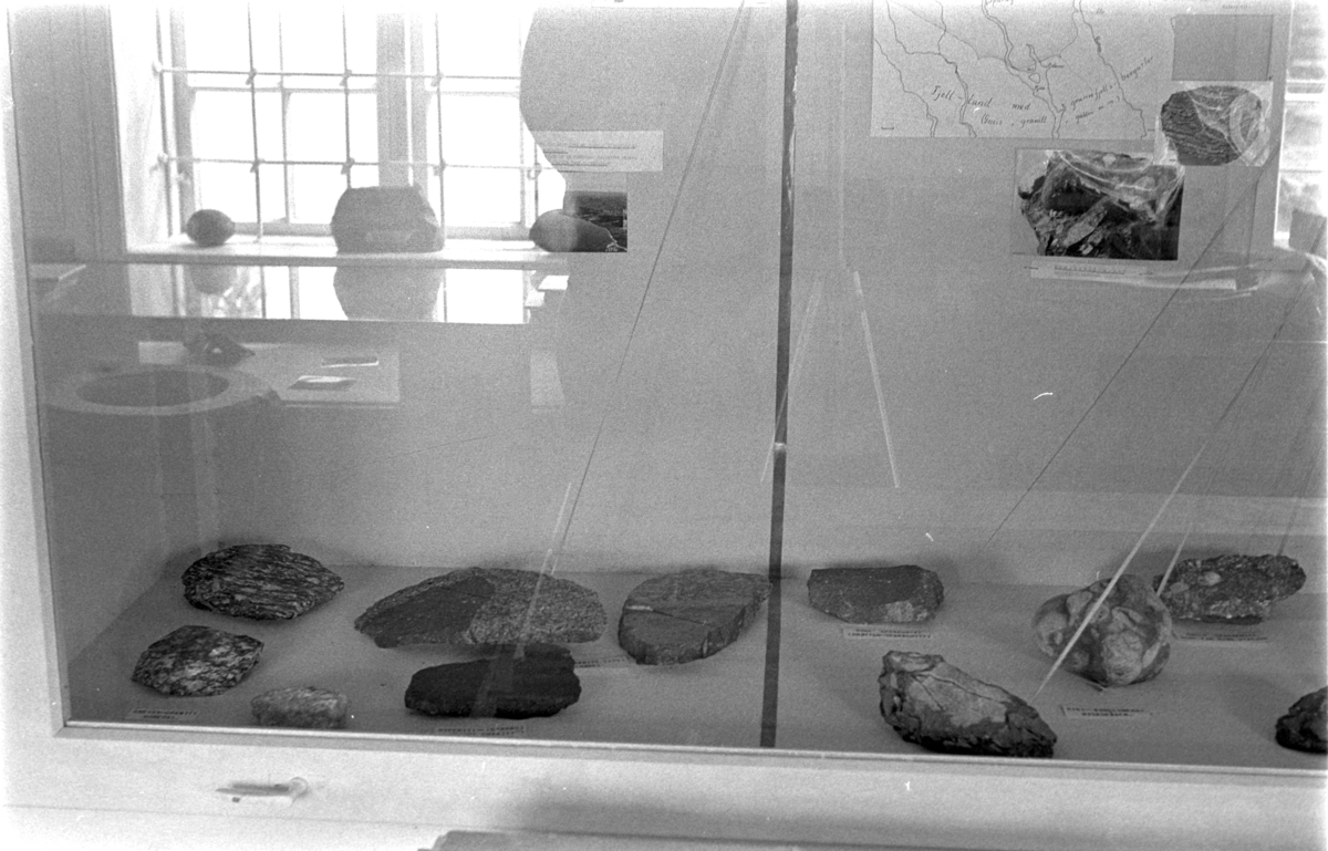 LØTENBYGNINGEN på Hedmarksmuseet, VESTROMMET, 1. ETG. UTSTILLINGEN FØR EVAKUERING TIL 2. ETG. pga flommen i Mjøsa som steg raskt. 