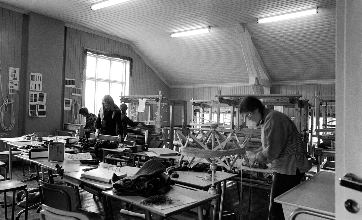 HAMAR KATEDRALSKOLE. TILBYGG, 3. ETG. MOT NORD. Over gymsalen, vevlinje.