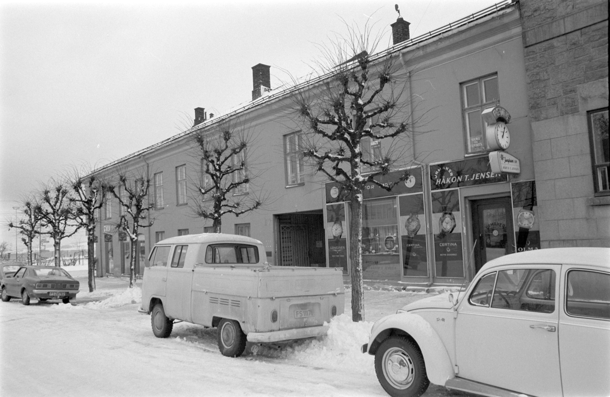 PARKGATA 2 i Hamar, EKSTERIØR MOT GATA, URMAKER HÅKON T. JENSENS BUTIKK I 1. ETG. Tannlege Glorvigen i 2. etg. I gata står parkert en Volkswagen Boble (Type 1), Volkswagen Transporter og en Mazda 616. 