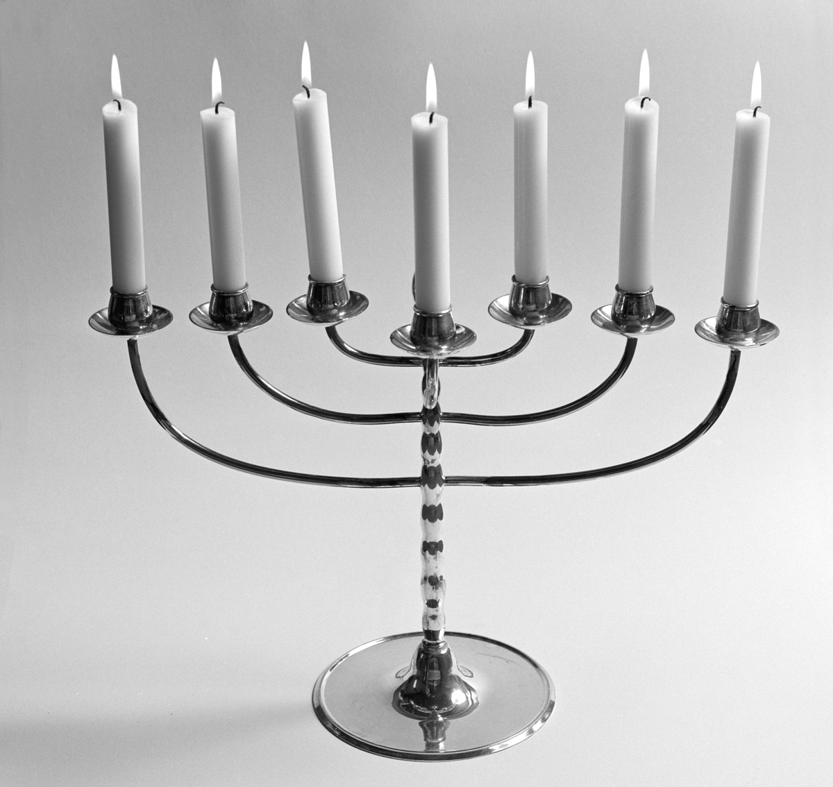 Stavsjø kirke, syvarmet kandelalbre, lysestake, gitt til kirken i 1911.